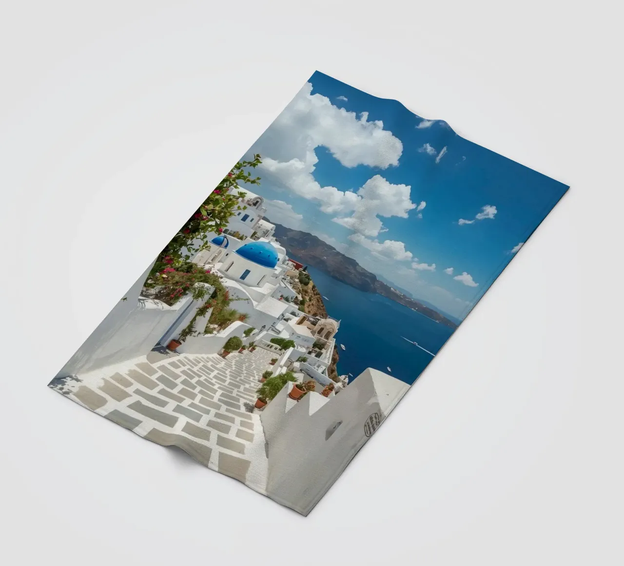Weiß getünchte Gebäude und Steinpfade auf Santorin Fleecedecke von DesignDoodle