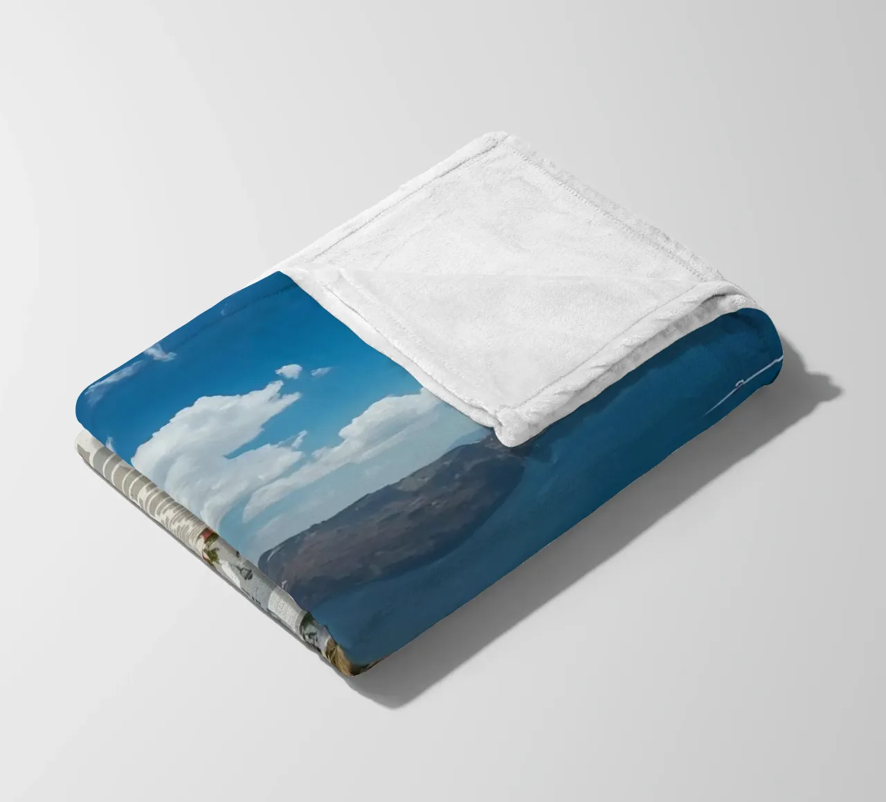 Weiß getünchte Gebäude und Steinpfade auf Santorin Fleecedecke von DesignDoodle