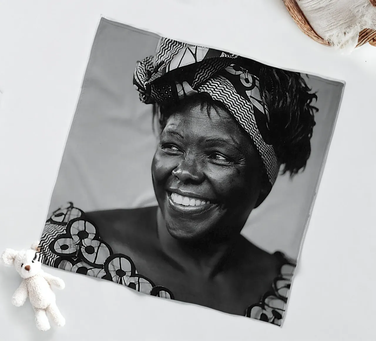 Wangari Maathai coperta in pile da tobyrmattie