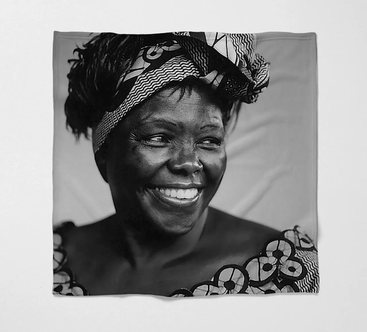 Wangari Maathai coperta in pile da tobyrmattie