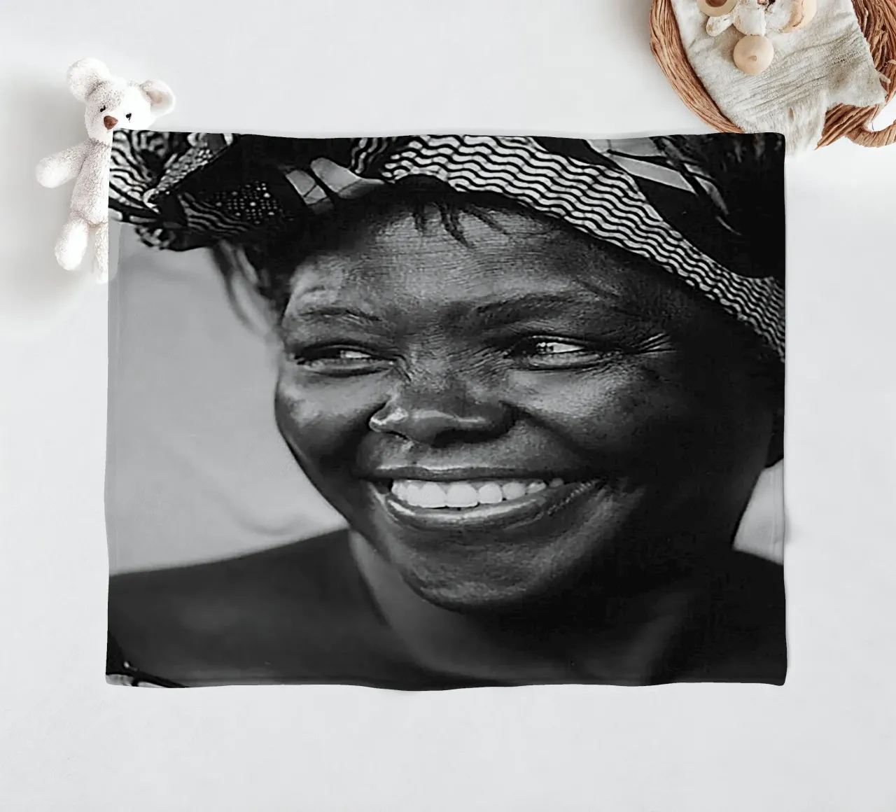 Wangari Maathai coperta in pile da tobyrmattie