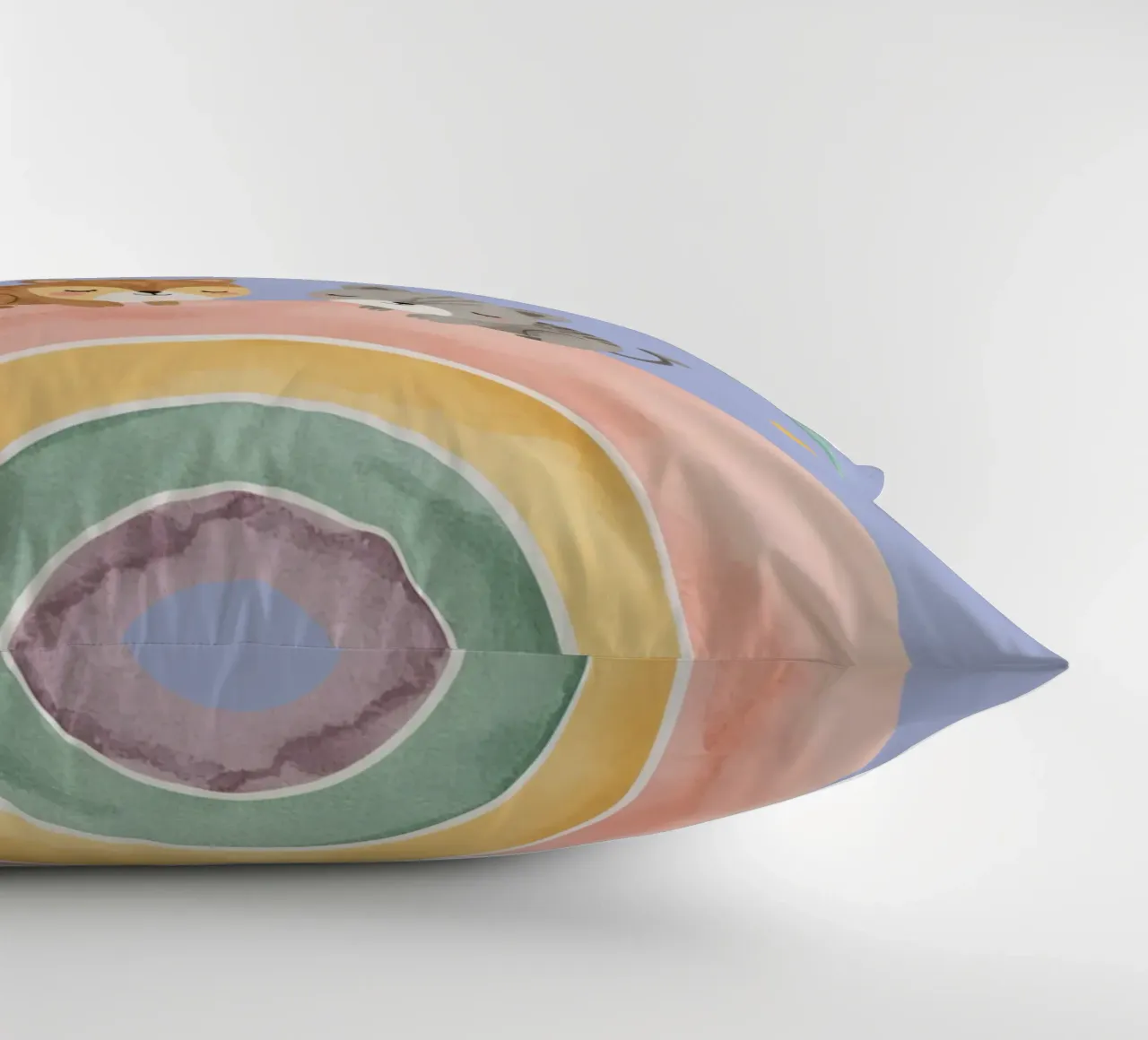 Due simpatici gatti felici che dormono su un arcobaleno cuscino da DesignDoodle