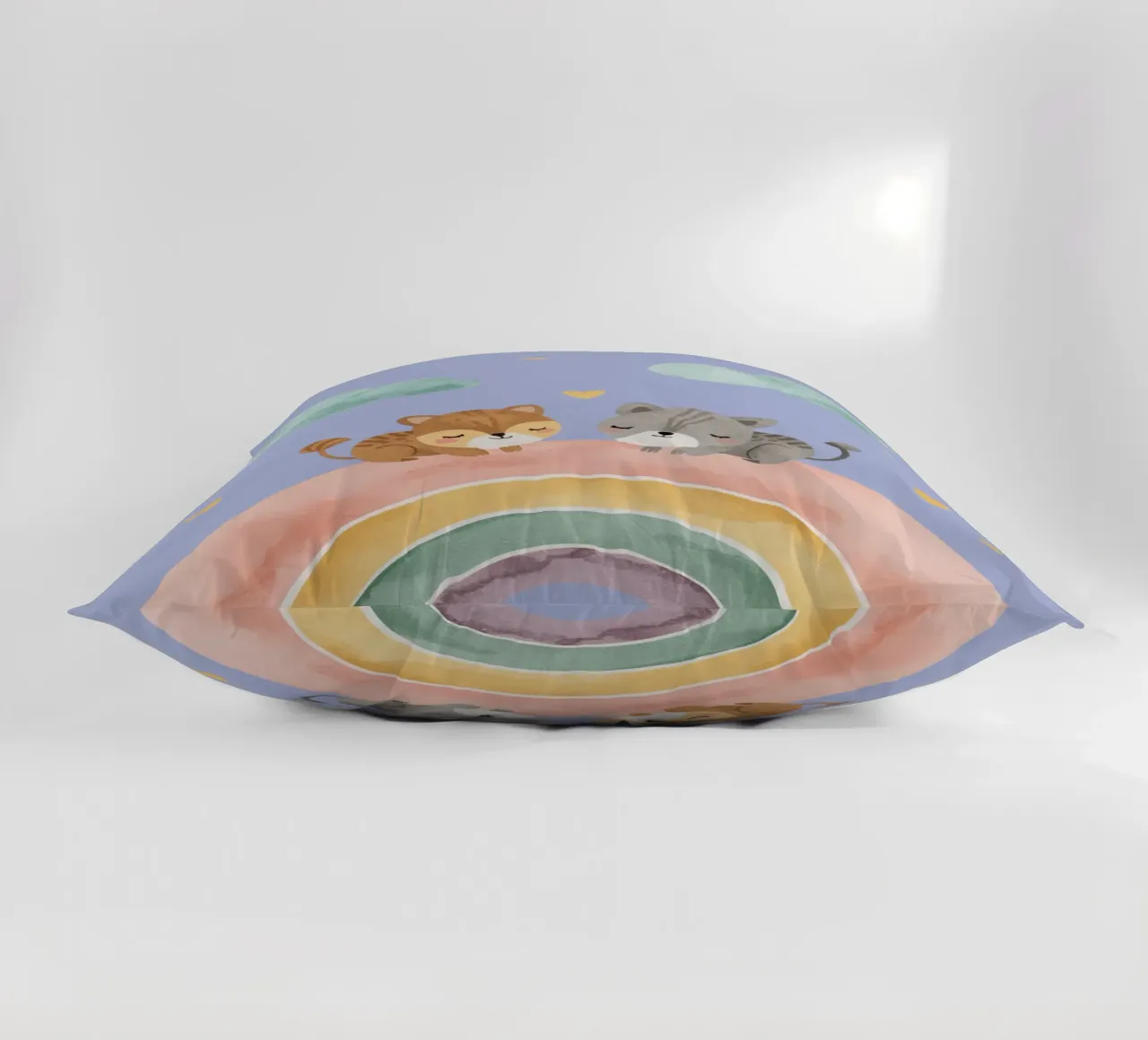 Due simpatici gatti felici che dormono su un arcobaleno cuscino da DesignDoodle
