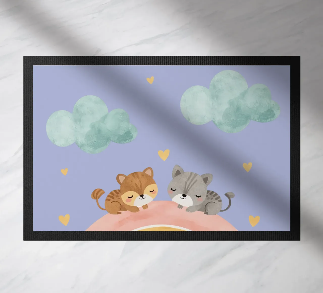 Zwei niedliche glückliche Katzen schlafen auf einem Regenbogen Fußmatte von DesignDoodle