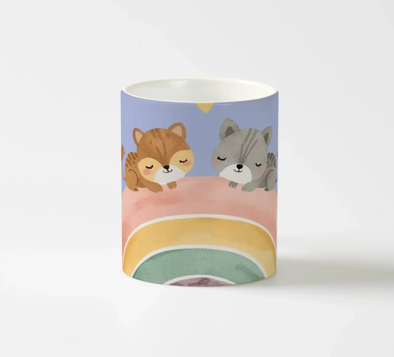 Due simpatici gatti felici che dormono su un arcobaleno tazza in ceramica da DesignDoodle