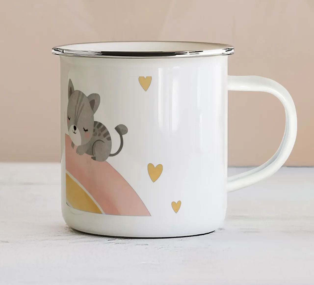 Due simpatici gatti felici che dormono su un arcobaleno tazza in smalto da DesignDoodle
