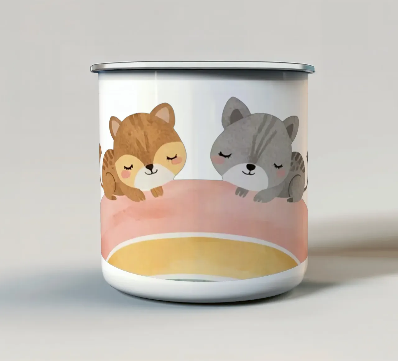 Due simpatici gatti felici che dormono su un arcobaleno tazza in smalto da DesignDoodle