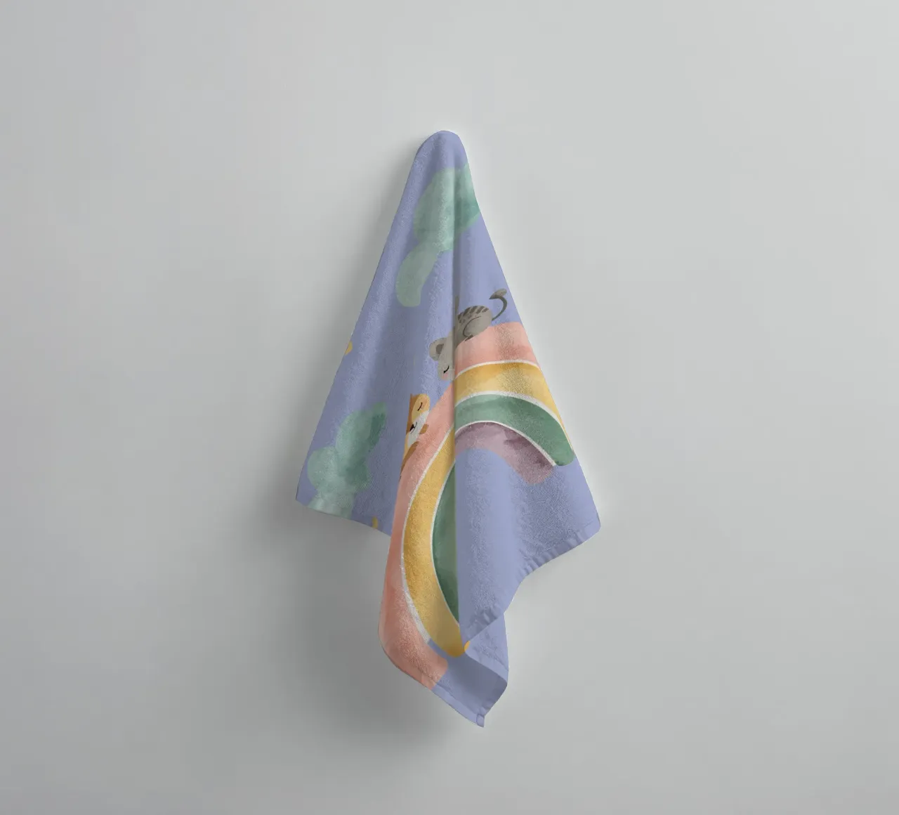 Due simpatici gatti felici che dormono su un arcobaleno asciugamano da bagno da DesignDoodle