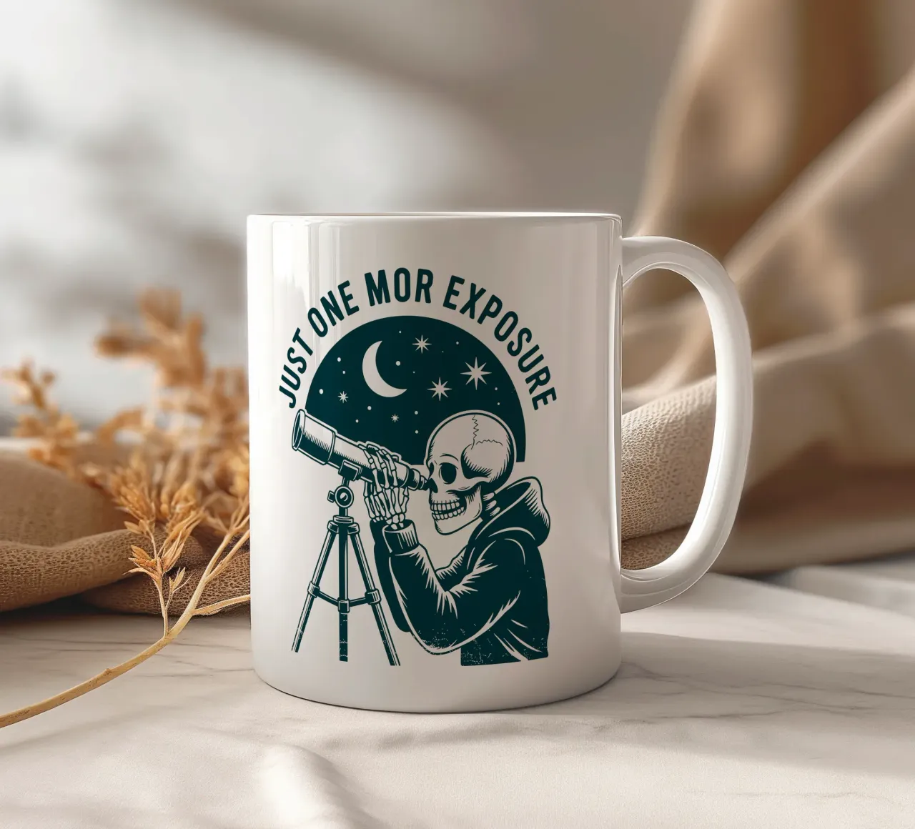 Squelette astronome - Solo un'altra esposizione tazza in ceramica da Plain Thoughts