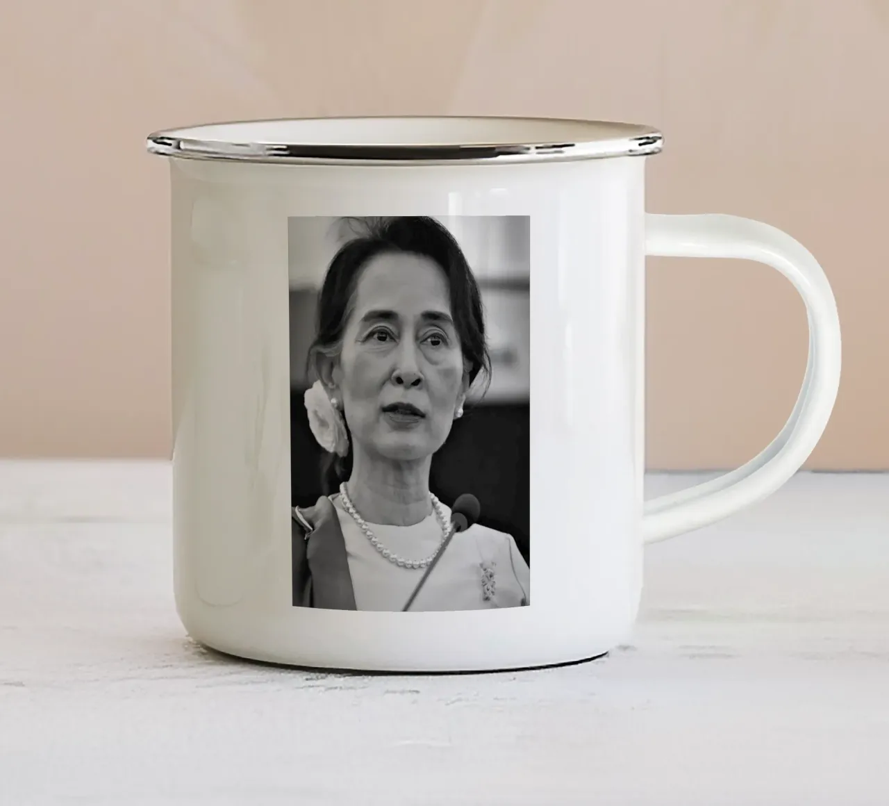 Aung San Suu Kyi tazza in smalto da tobyrmattie