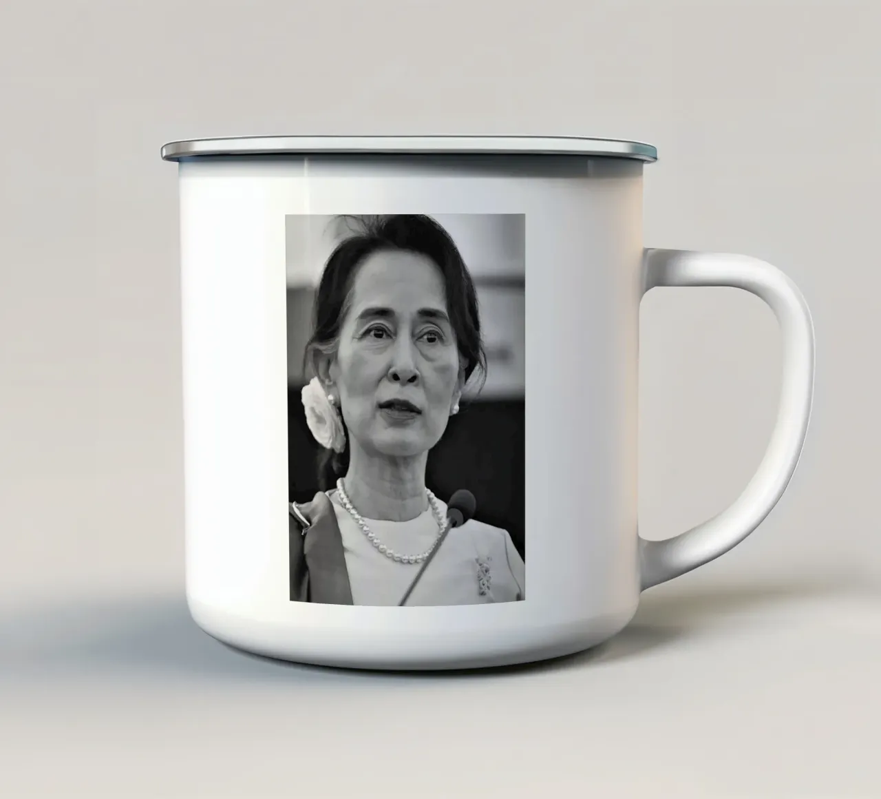 Aung San Suu Kyi tazza in smalto da tobyrmattie