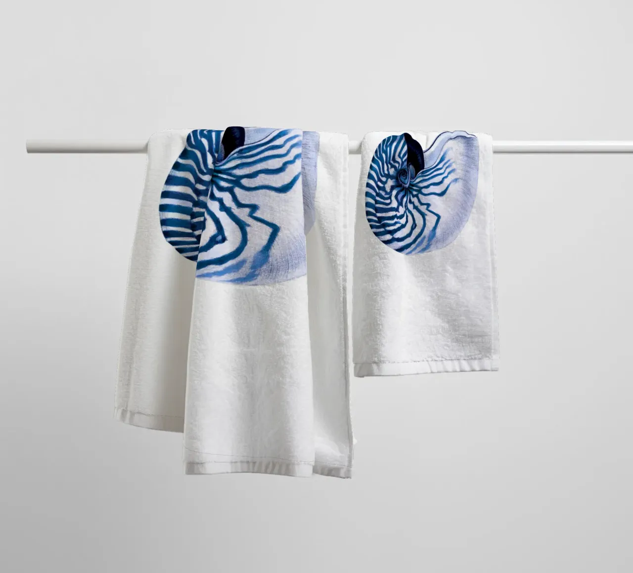 Shell navy blue white hampton style vintage ocean beach badhanddoek van Studio Vintage