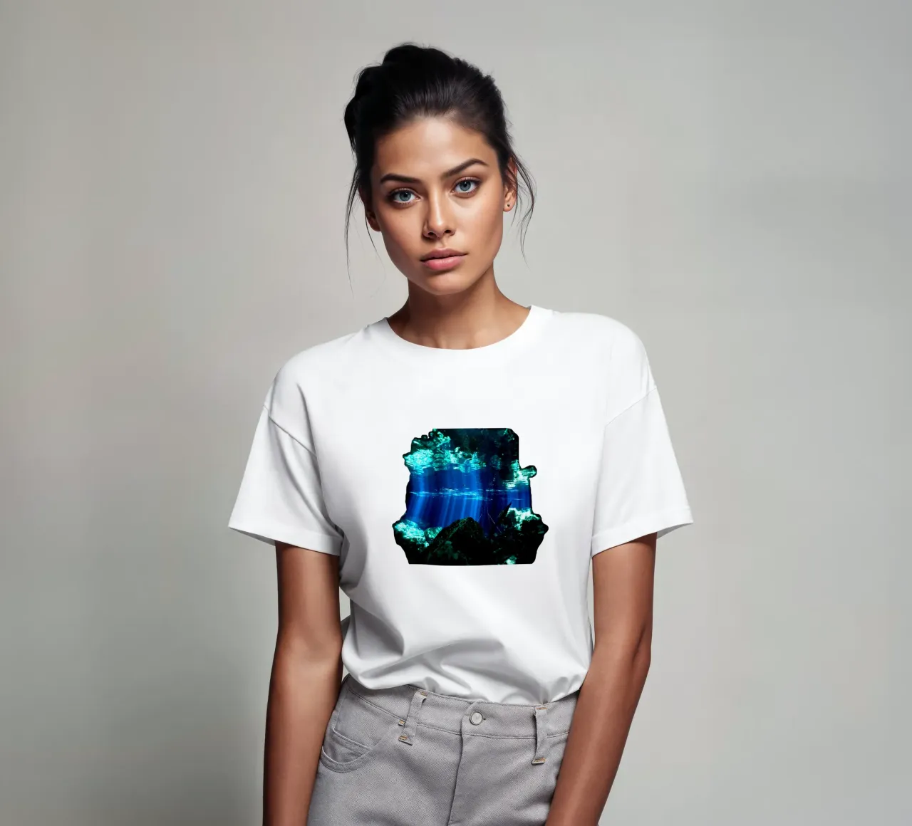 Raggi di sole in un cenote in Messico t-shirt da DiveDuke