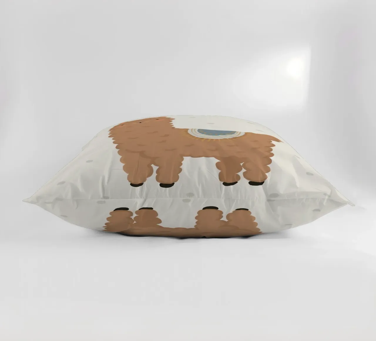 Un simpatico lama marrone cuscino da apple crumble