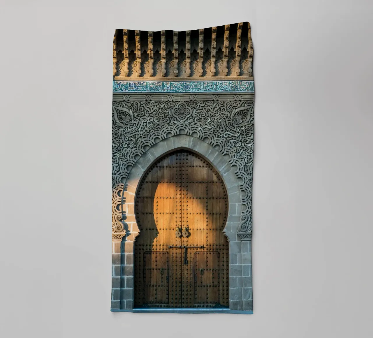 Sunset on a facade in Morocco asciugamano da bagno da photolovers
