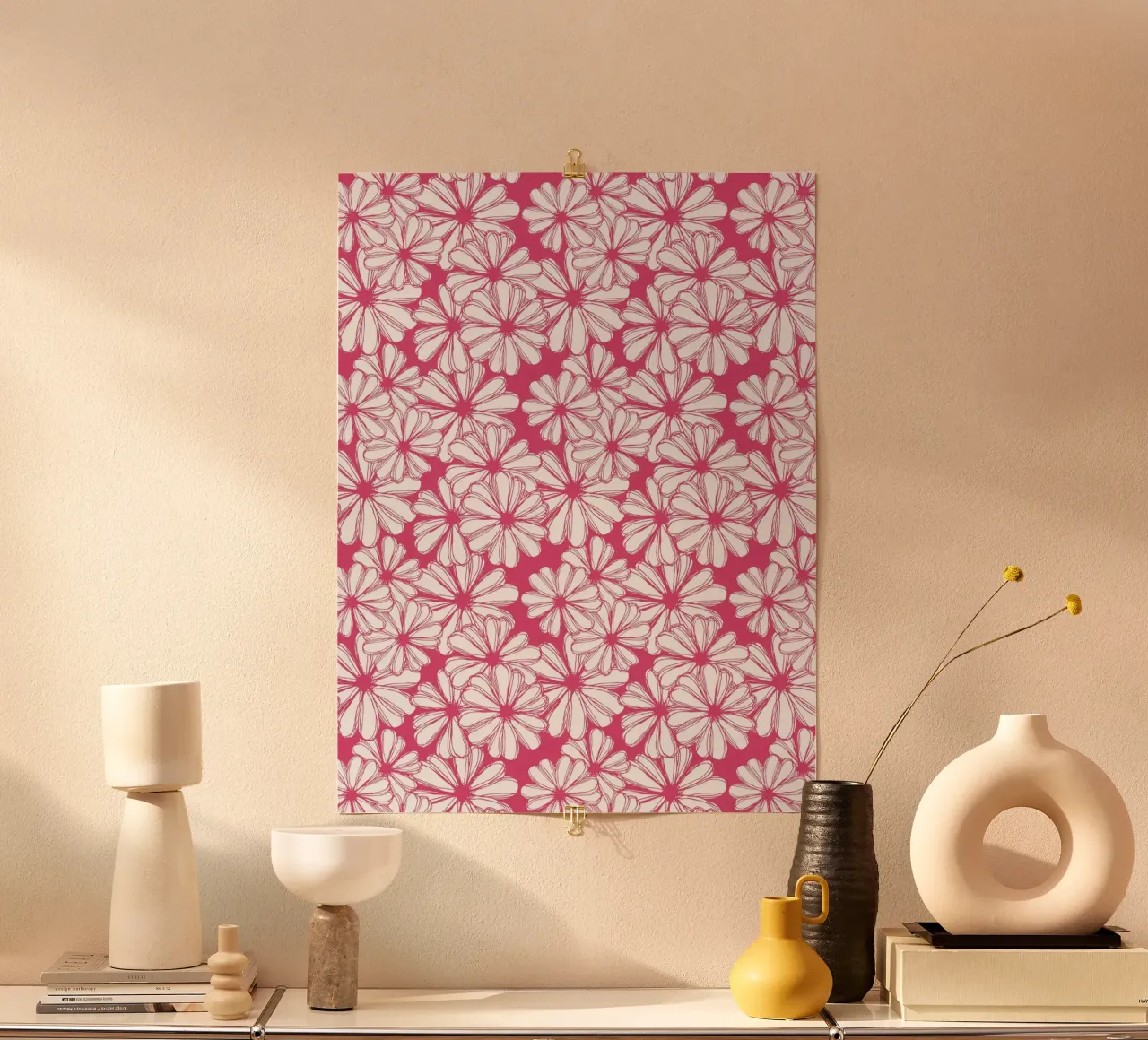 Rosa floreale occupato poster con telaio in plastica da Kim Hubball Studio