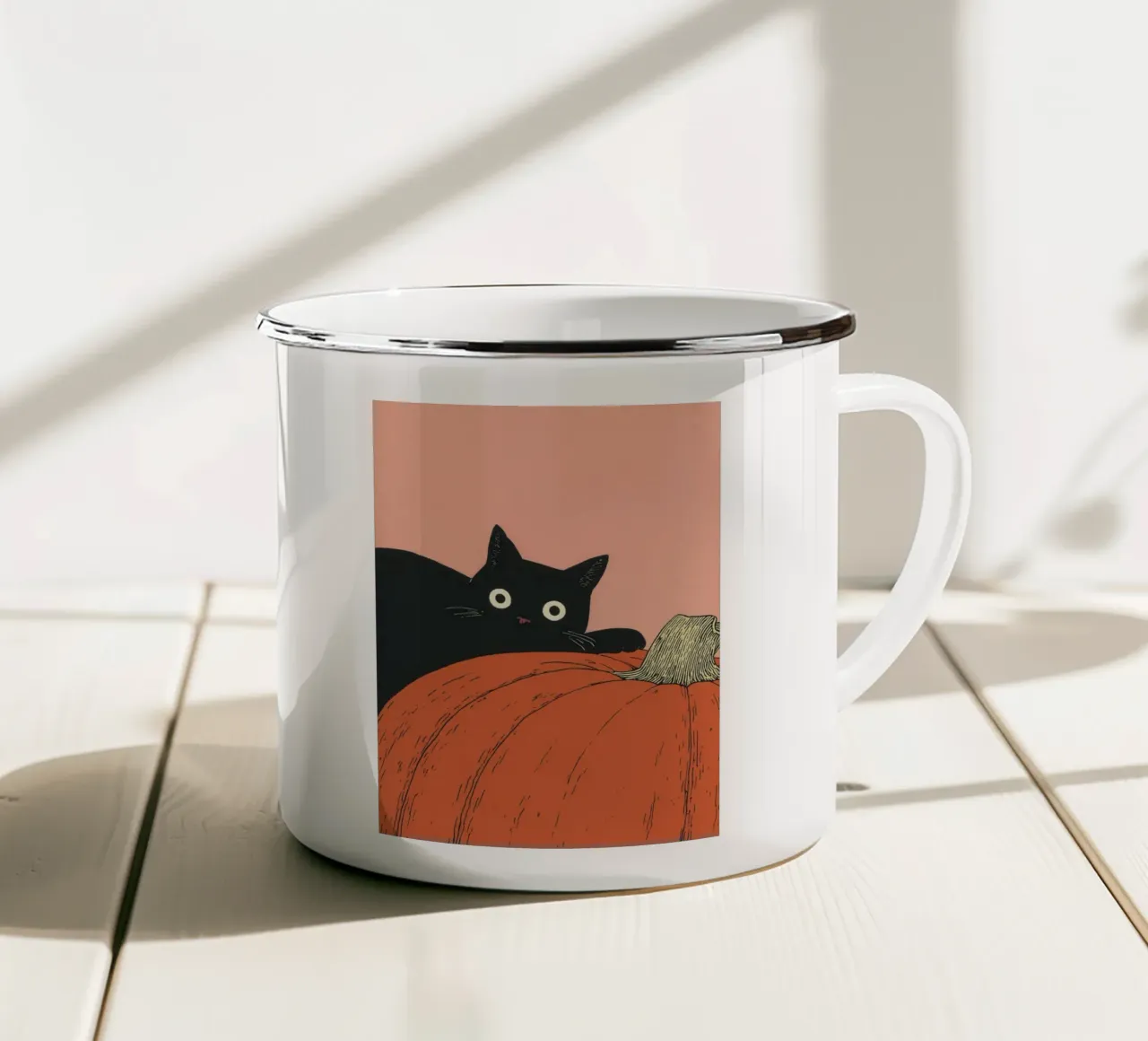 Gatto nero curioso con zucca | Arte minimale di Halloween tazza in smalto da Kaji
