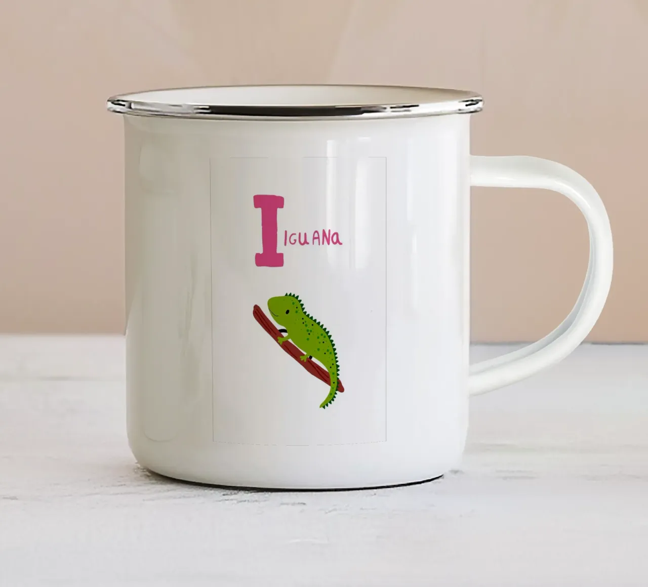 Illustrazione di iguana con lettera I tazza in smalto da Noah Bouchard