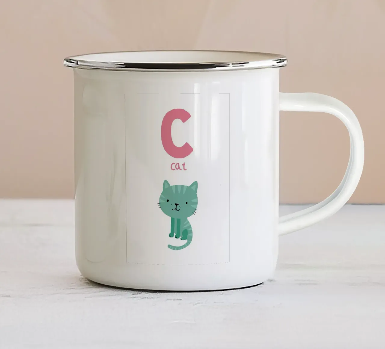 Lettera C con illustrazione di gatto tazza in smalto da Noah Bouchard