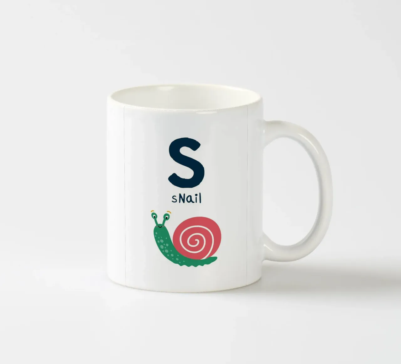 S come illustrazione di lumache tazza in ceramica da Noah Bouchard