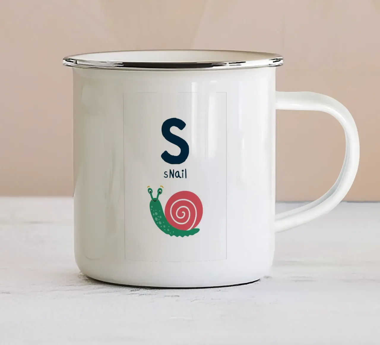S come illustrazione di lumache tazza in smalto da Noah Bouchard