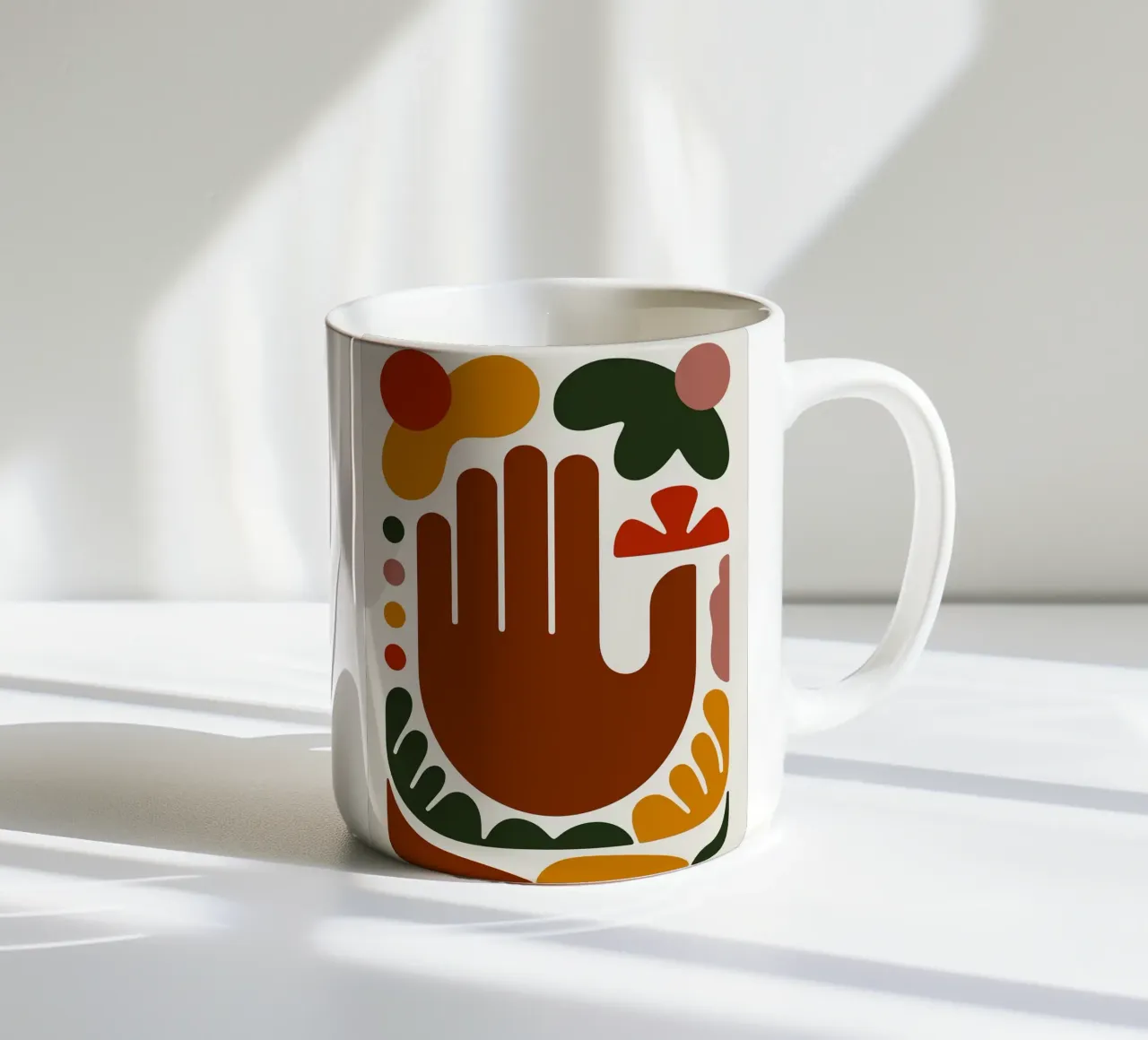 Mano abstracta con formas geométricas taza de cerámica de Damion Francis