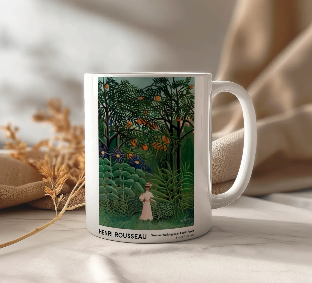Donna che cammina in una foresta esotica 1905 tazza in ceramica da Anke Gottlieg