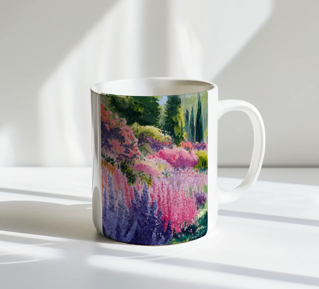 Sogno di un prato di lupini tazza in ceramica da Angkasa Mist