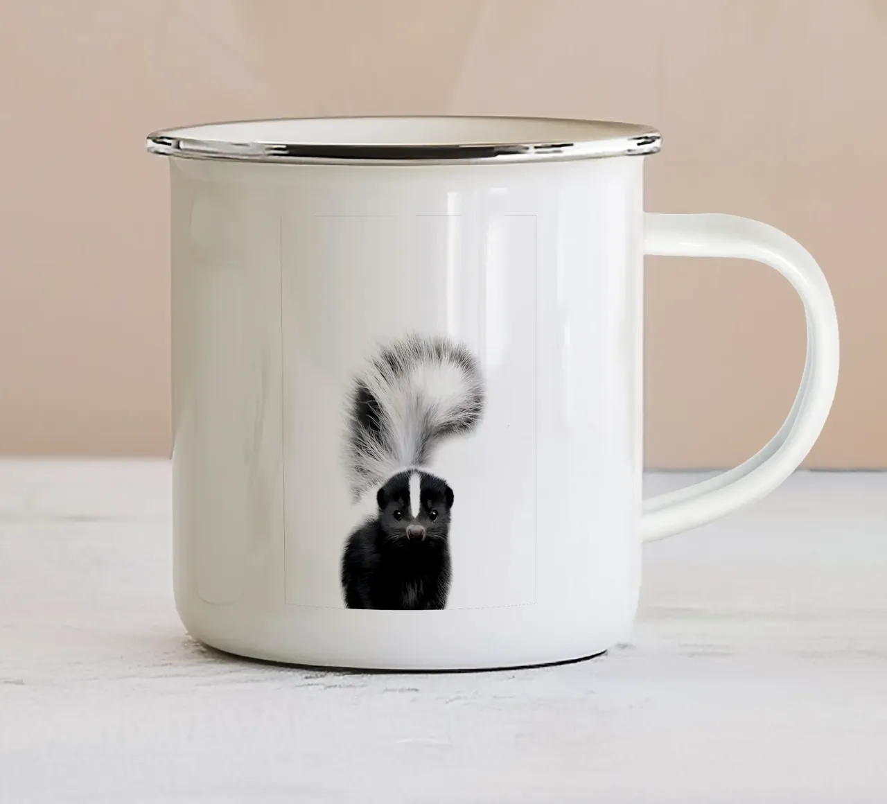 Ritratto di cucciolo di puzzola tazza in smalto da Pixel Boy