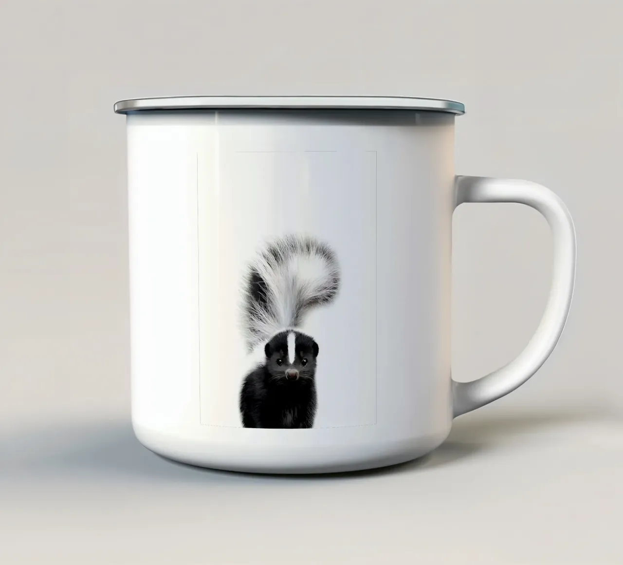 Ritratto di cucciolo di puzzola tazza in smalto da Pixel Boy
