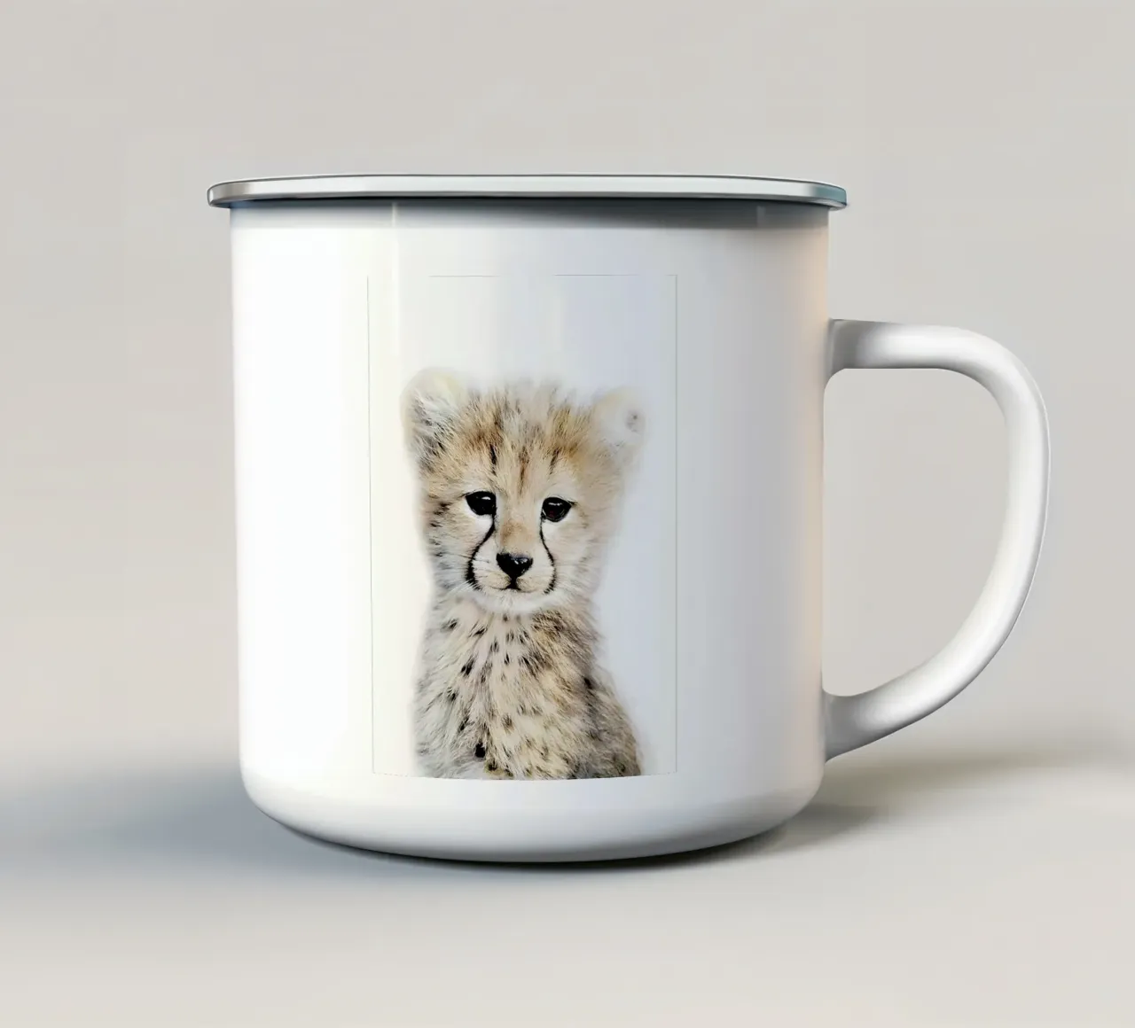 Ritratto del cucciolo di ghepardo tazza in smalto da Pixel Boy
