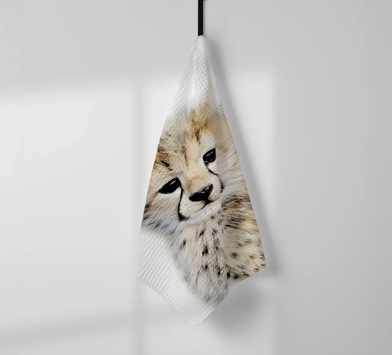 Portrait d'un bébé guépard torchon de Pixel Boy