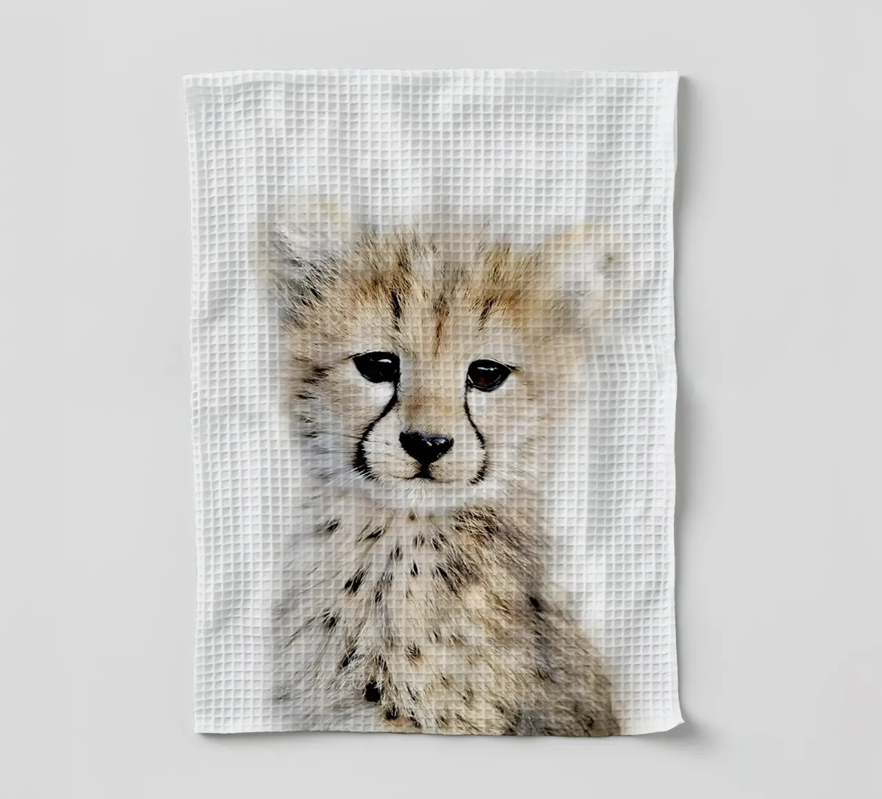 Baby Gepard Porträt Geschirrtuch von Pixel Boy