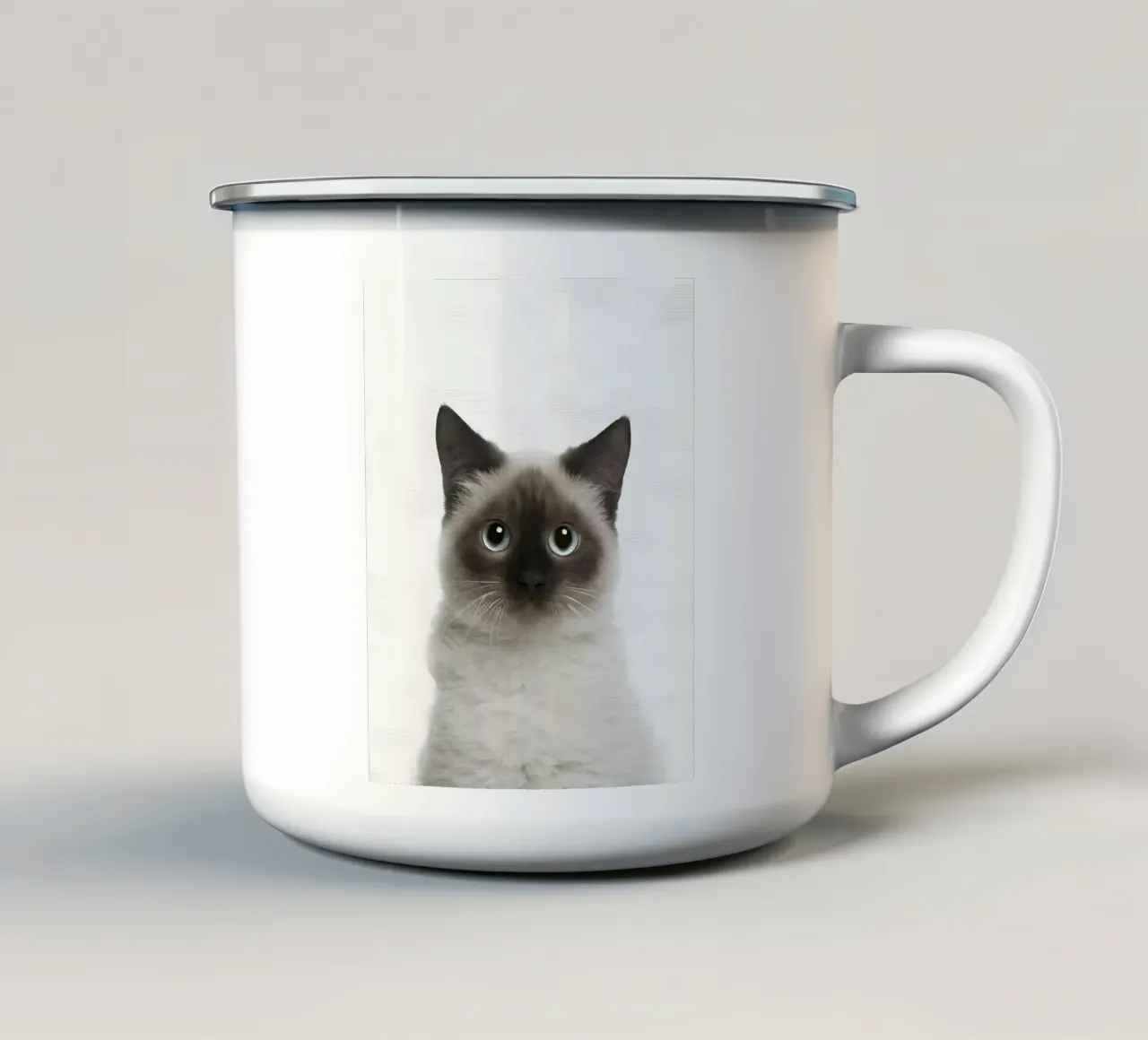 Siamese dagli occhi blu tazza in smalto da Pixel Boy