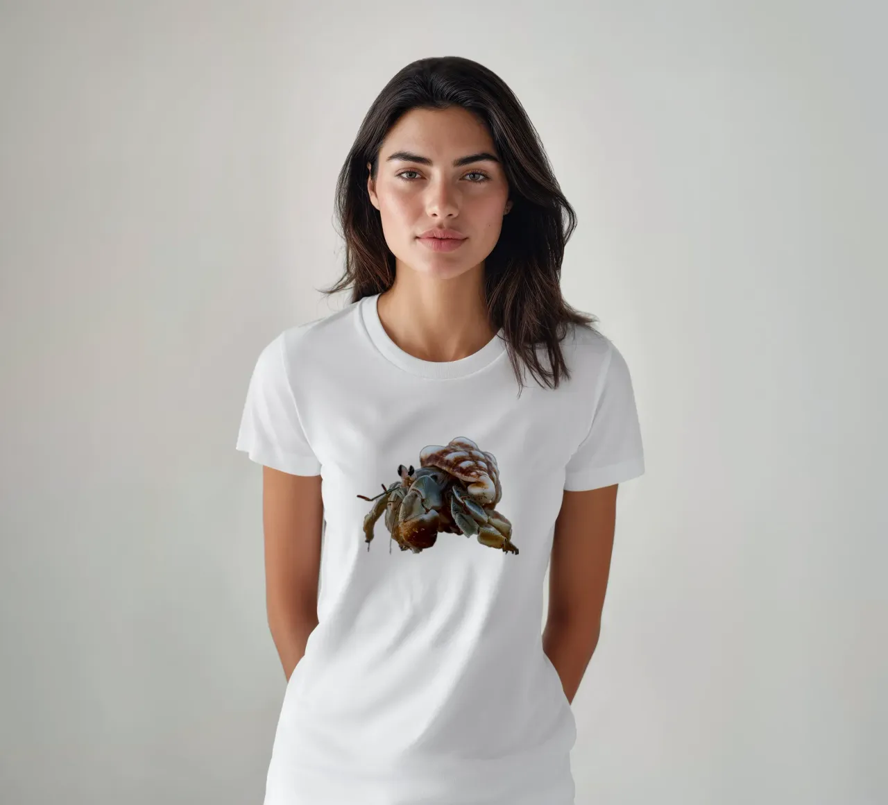 Un simpatico paguro sulla spiaggia t-shirt da DiveDuke