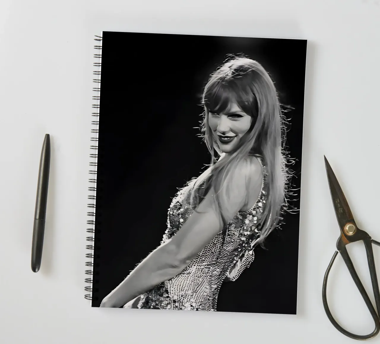 Taylor Swift sul palco diario ad anelli da vintage singer