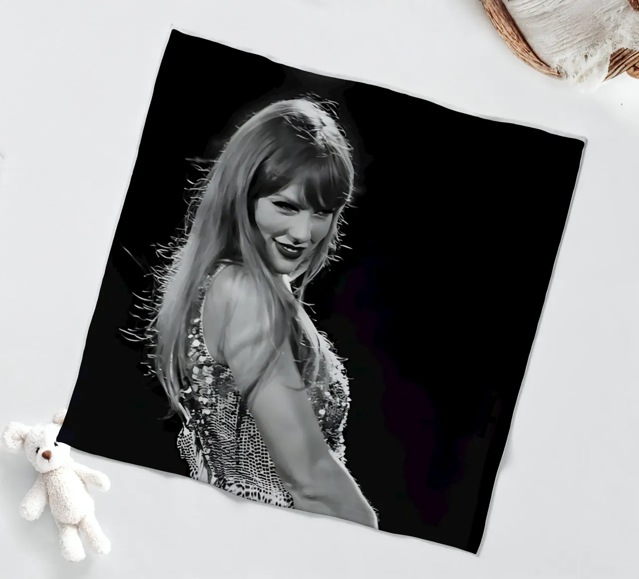 Taylor Swift sul palco coperta in pile da vintage singer