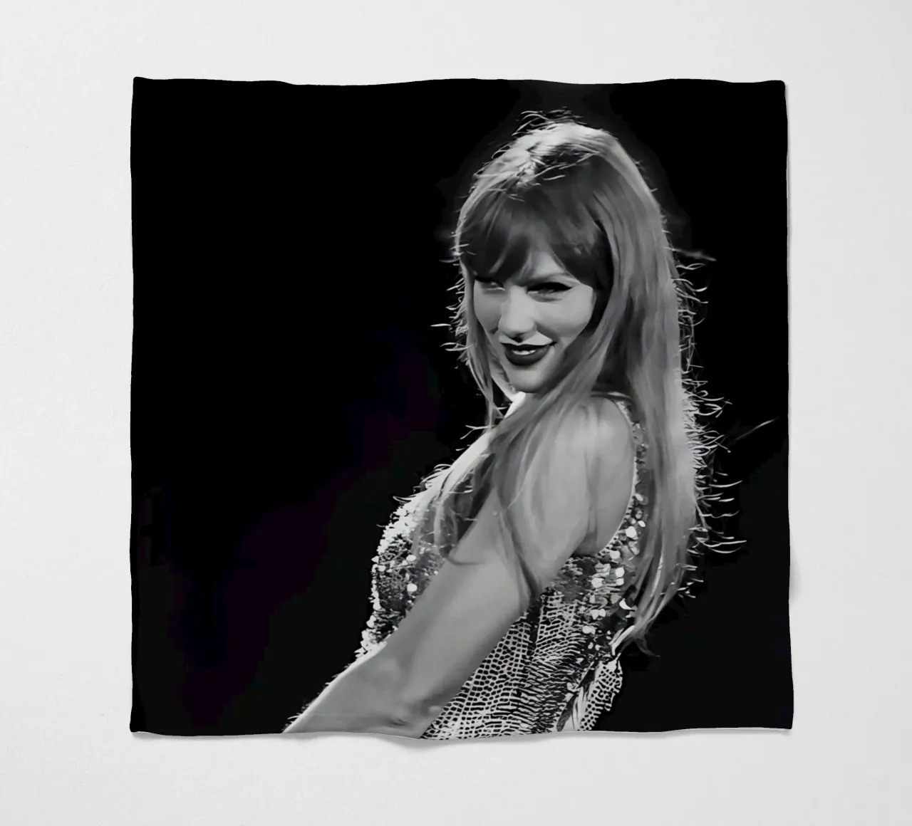 Taylor Swift sul palco coperta in pile da vintage singer