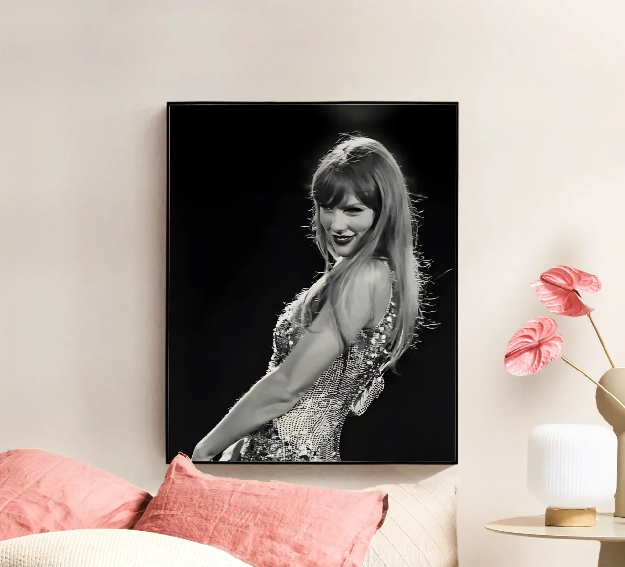 Taylor Swift sul palco plexiglass da vintage singer