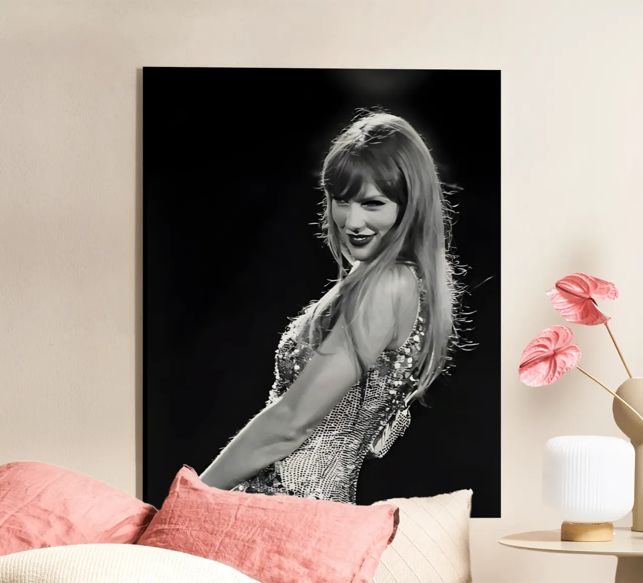 Taylor Swift sul palco plexiglass da vintage singer