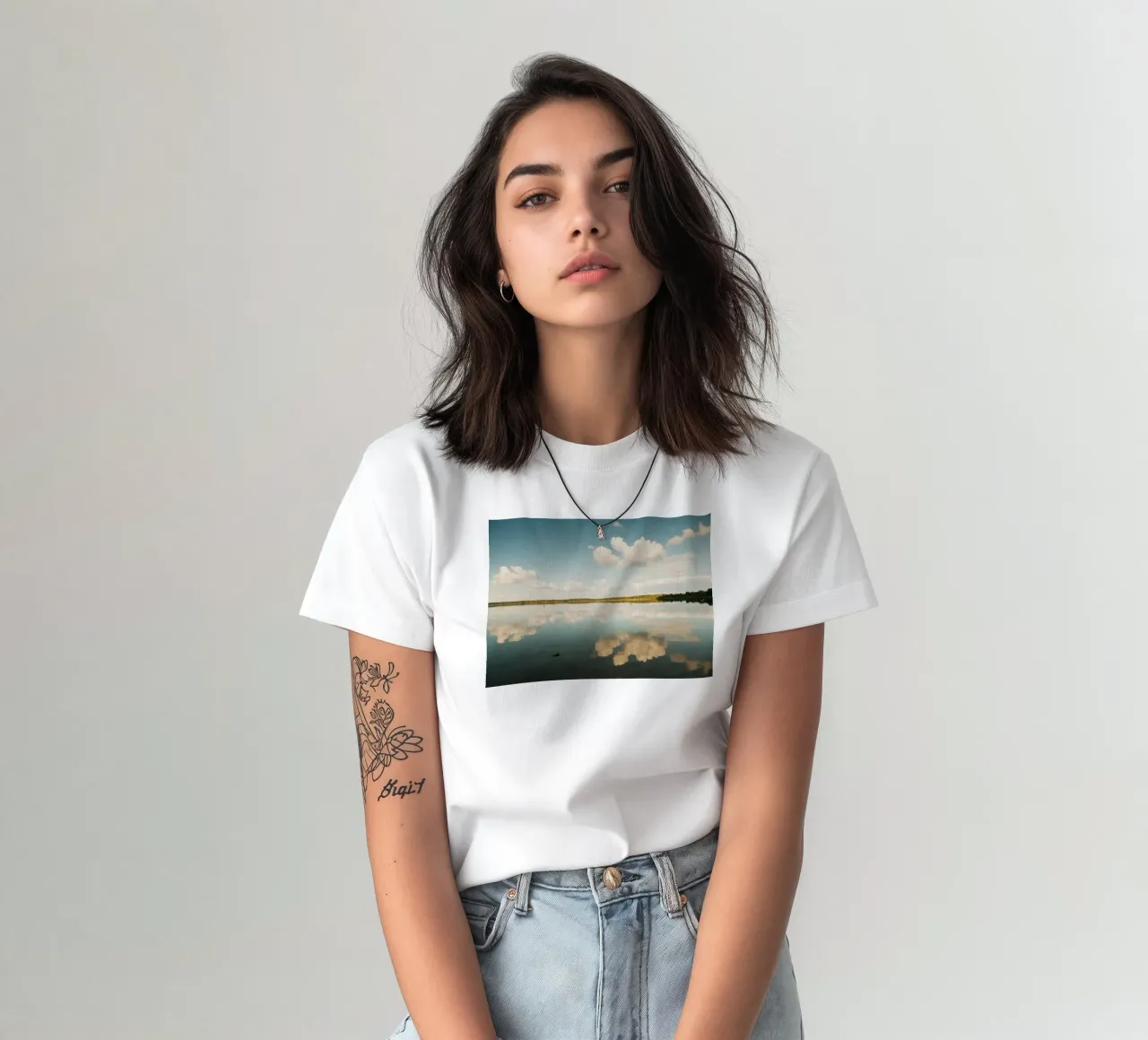 Specchio di nuvola | Riflesso di nuvola sulla superficie dell'acqua in un lago t-shirt da Bold and Retro