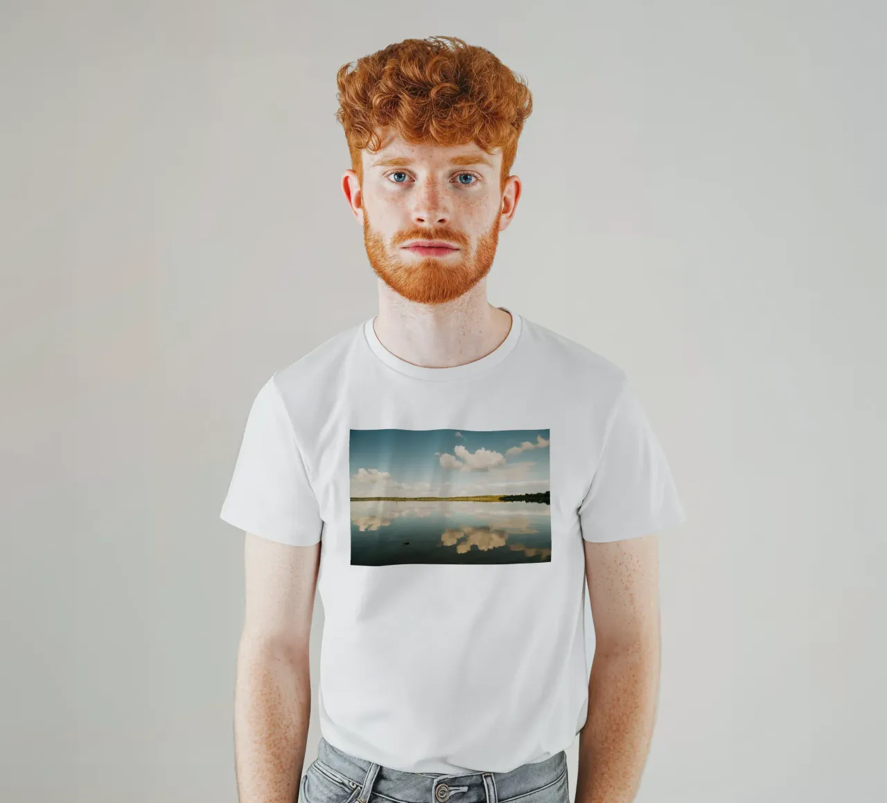 Specchio di nuvola | Riflesso di nuvola sulla superficie dell'acqua in un lago t-shirt da Bold and Retro