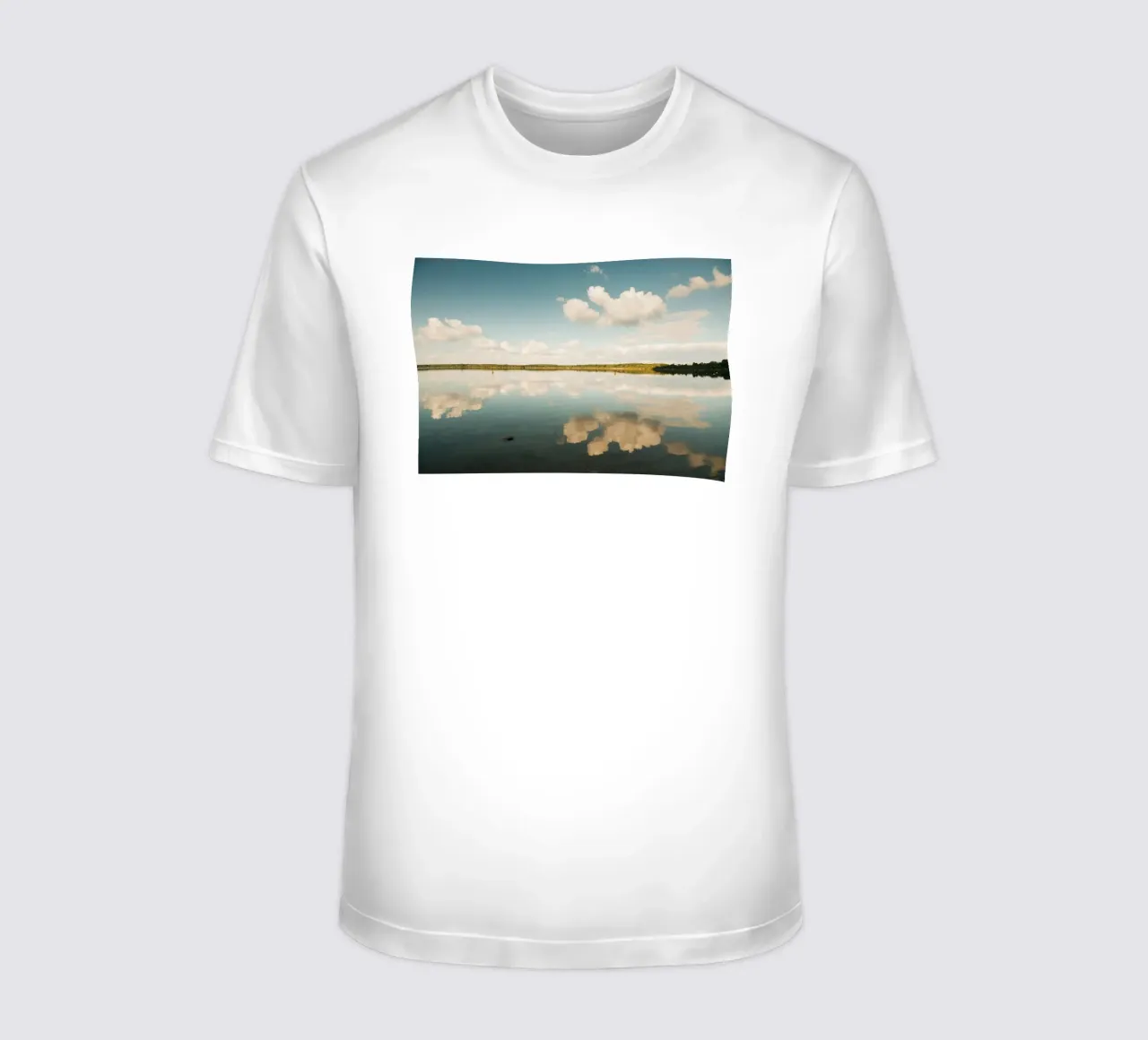 Specchio di nuvola | Riflesso di nuvola sulla superficie dell'acqua in un lago t-shirt da Bold and Retro