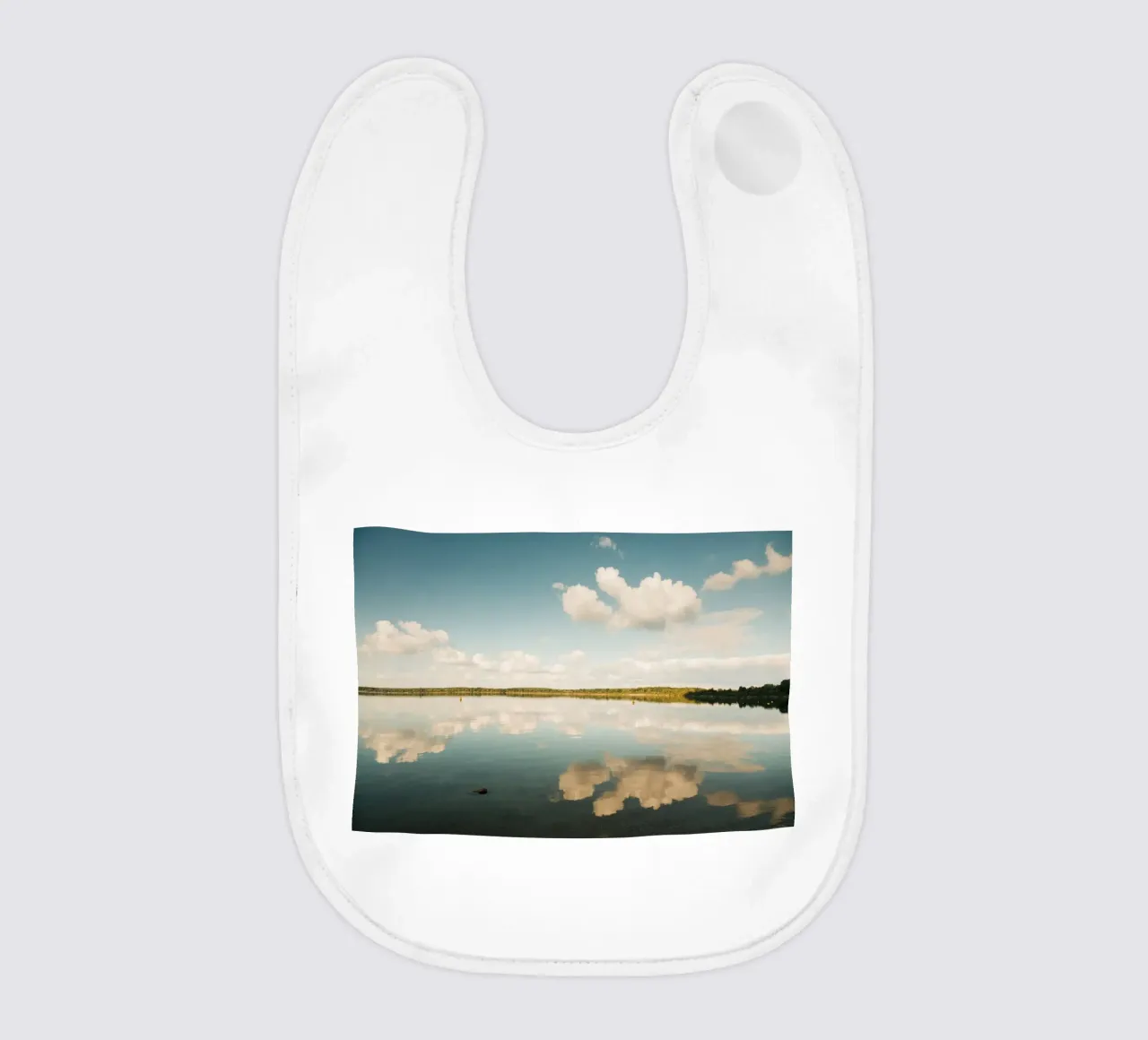 Specchio di nuvola | Riflesso di nuvola sulla superficie dell'acqua in un lago bavaglino da Bold and Retro