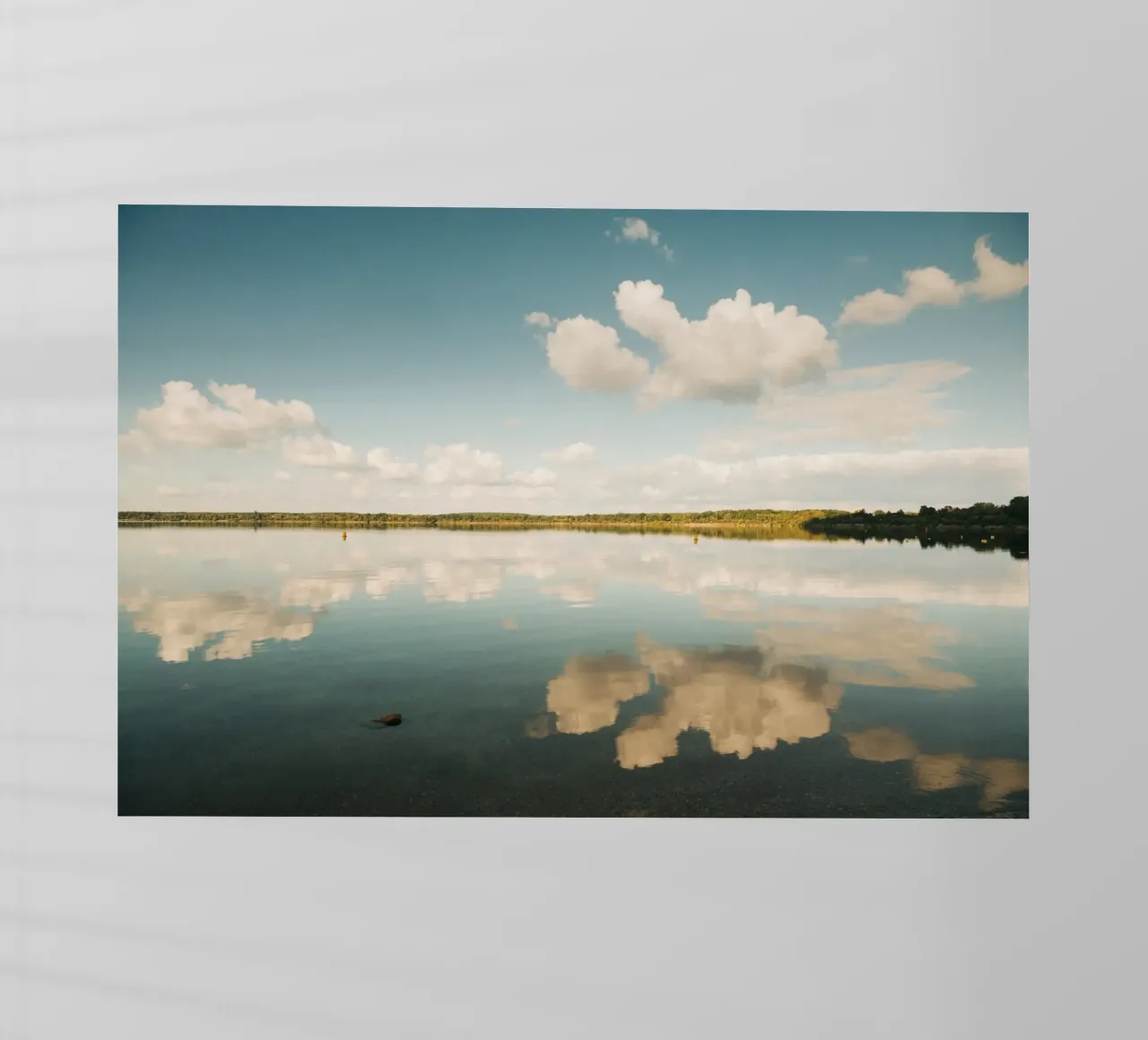 Specchio di nuvola | Riflesso di nuvola sulla superficie dell'acqua in un lago pellicola backlit da Bold and Retro