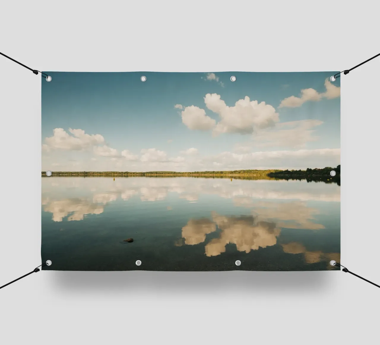 Specchio di nuvola | Riflesso di nuvola sulla superficie dell'acqua in un lago telo in pvc da Bold and Retro