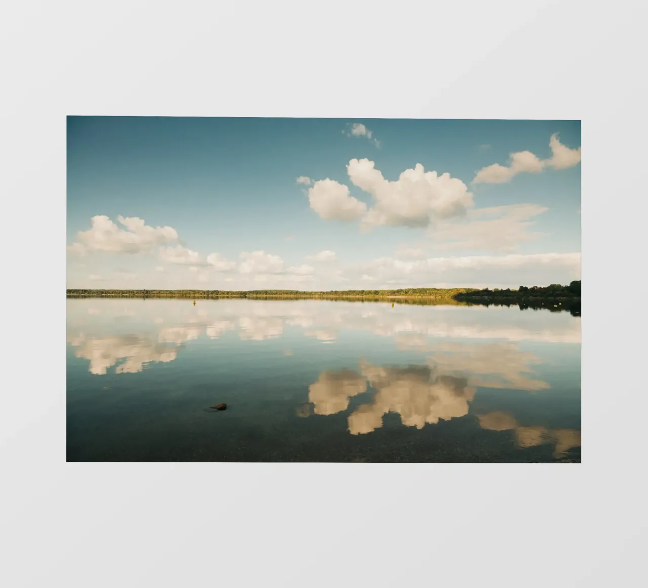 Specchio di nuvola | Riflesso di nuvola sulla superficie dell'acqua in un lago telo in pvc da Bold and Retro
