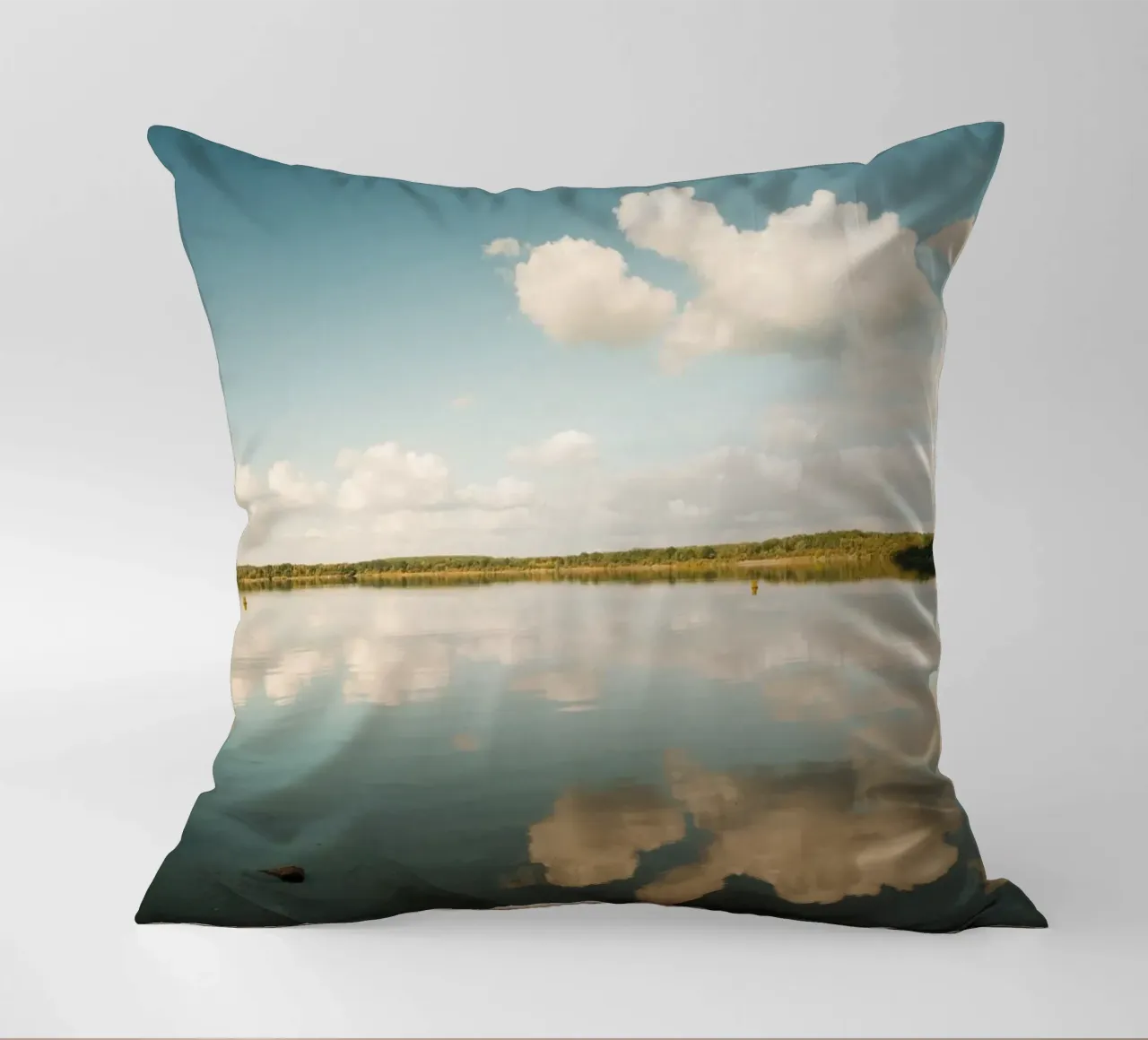Specchio di nuvola | Riflesso di nuvola sulla superficie dell'acqua in un lago cuscino da Bold and Retro