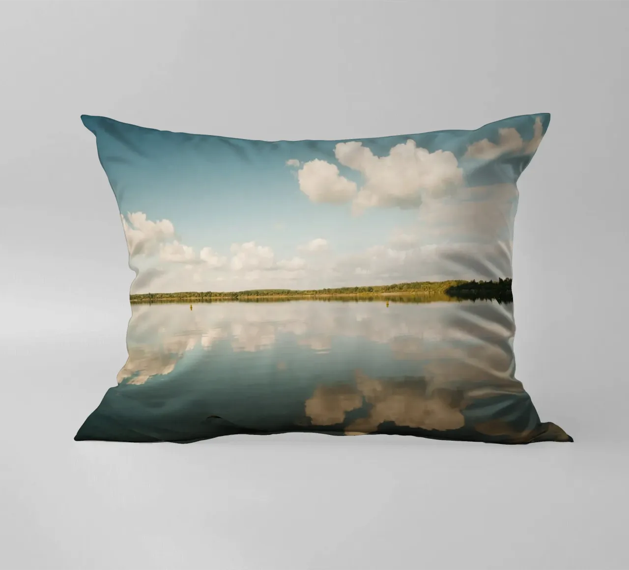 Specchio di nuvola | Riflesso di nuvola sulla superficie dell'acqua in un lago cuscino da Bold and Retro