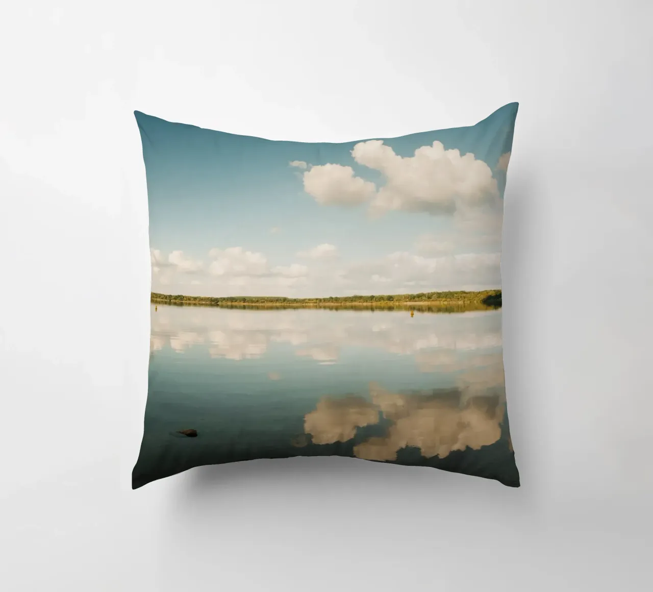 Specchio di nuvola | Riflesso di nuvola sulla superficie dell'acqua in un lago cuscino da Bold and Retro